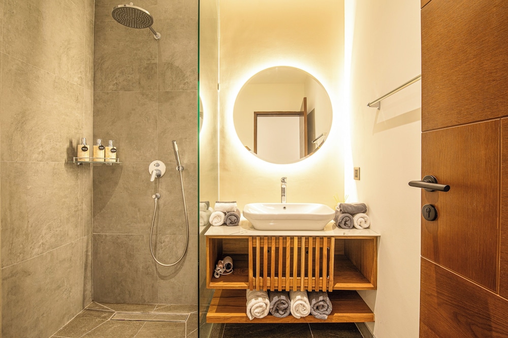 Enchanting 5BR Canggu Villa Moments to Sea