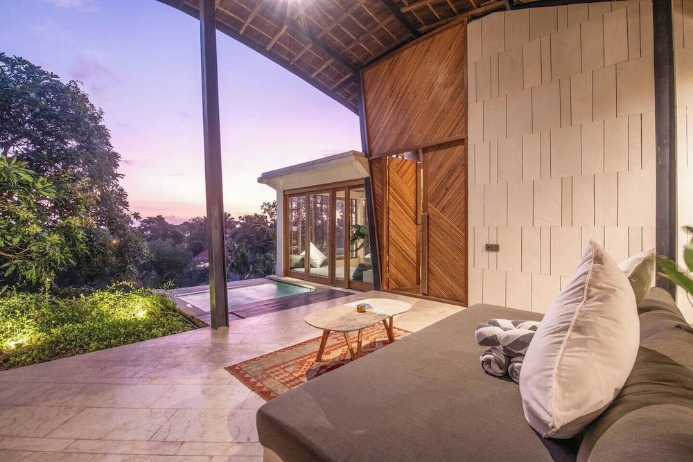 Gorgeous 2-br Penthouse With Views, 800m to the Be