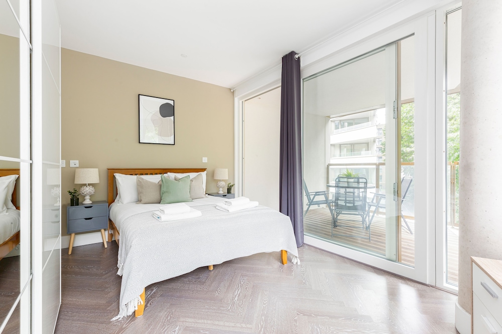 Luminous 2 Bed Balcony Flat in Islington