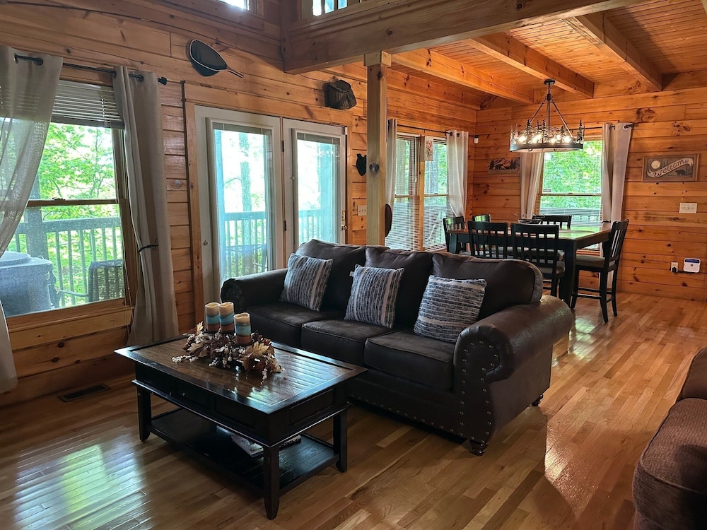 Chillin N Grillin 2 Bedroom Cabin