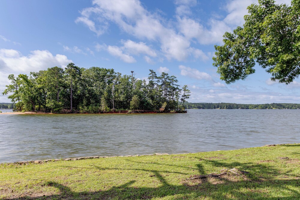 Lake Wateree Retreat: Dock & Screened Porch!