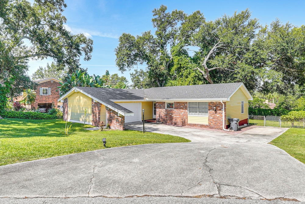 Group Getaway w/ Deck & Yard in Lakeland!