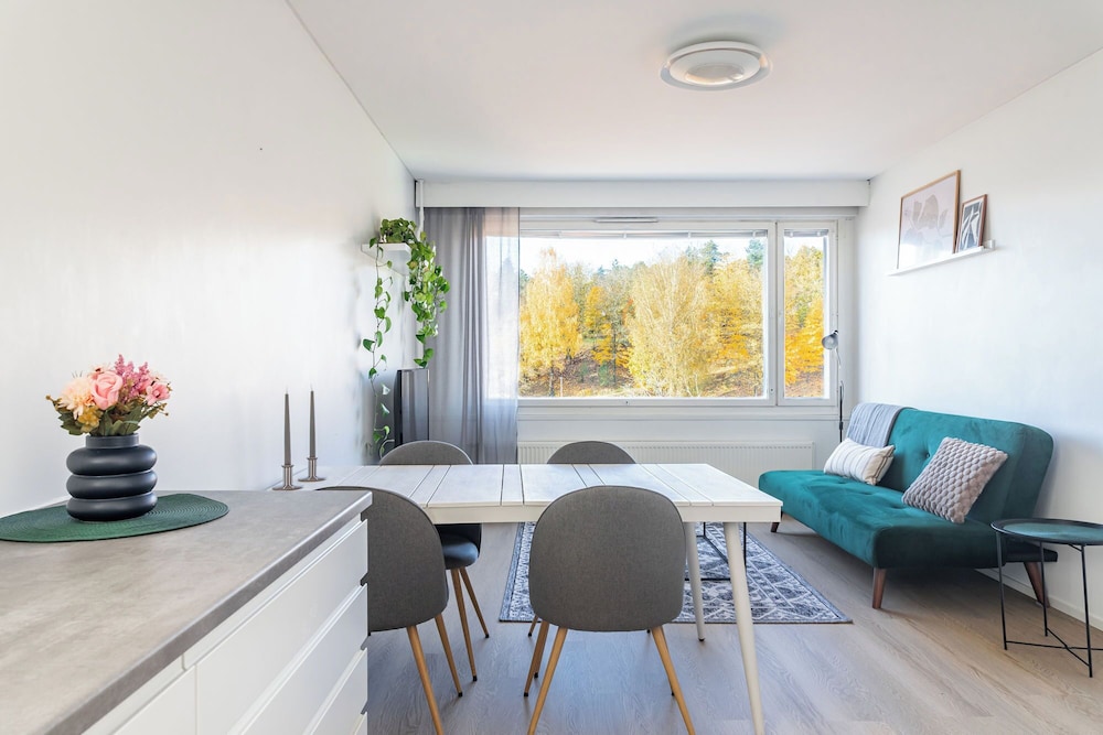 Central 1BR Apartment with Free Parking