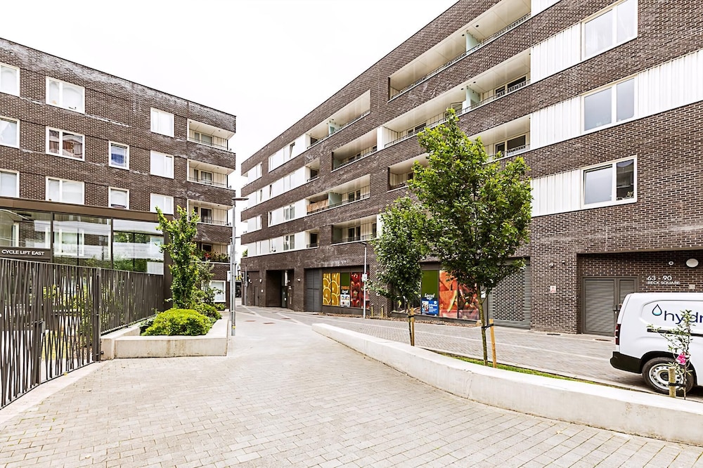Modern 2-bed Flat With Terraces in Leyton