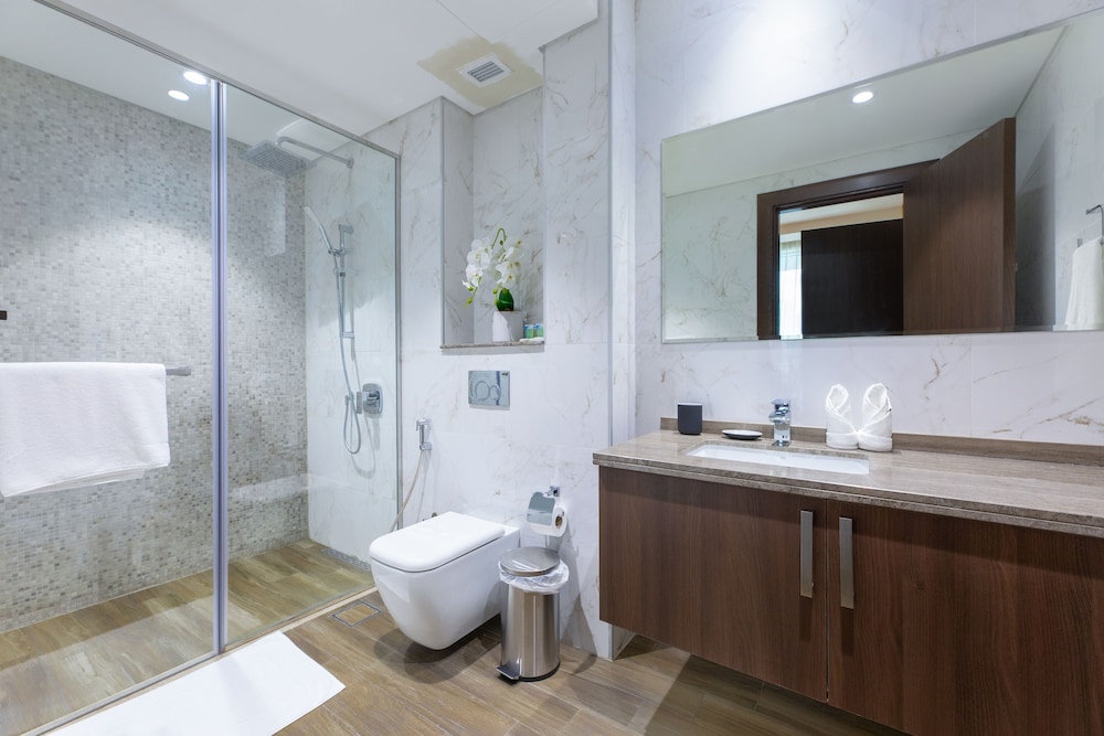 SIMPLY COMFORT Urban Chic Suites in J One Tower City & Canal Views