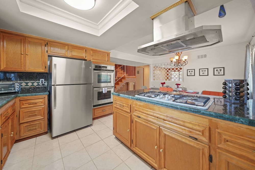 5 BR Jacuzzi 12 Mins to Disney Knotts Beach