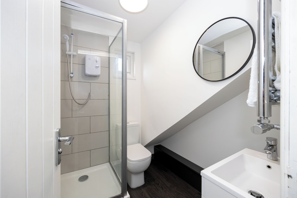 Stunning 3 Bedroom Home in Newcastle-under-lyme With Garden