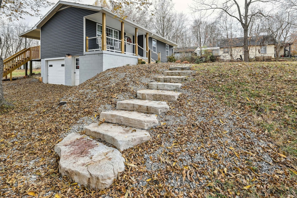 Vine Grove Home w/ Deck, 4 Mi to Saunders Springs! view 4