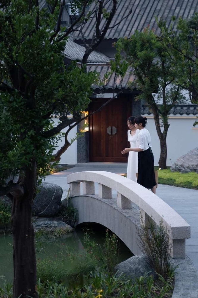 MOONRISE HOTELS & RESORTS