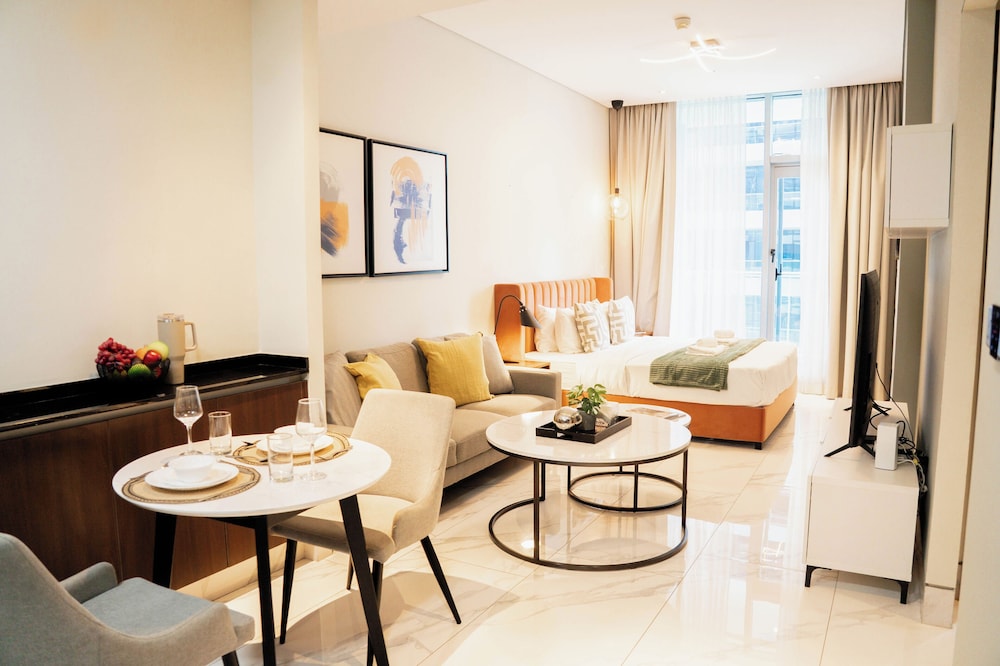 Luxury Studio Rooftop Pool & Gym Access