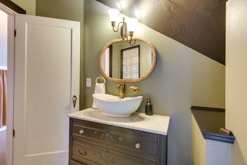 Springfield Vacations - Whimsical Cottage Near Springfield Art Museum! - Property Image 36