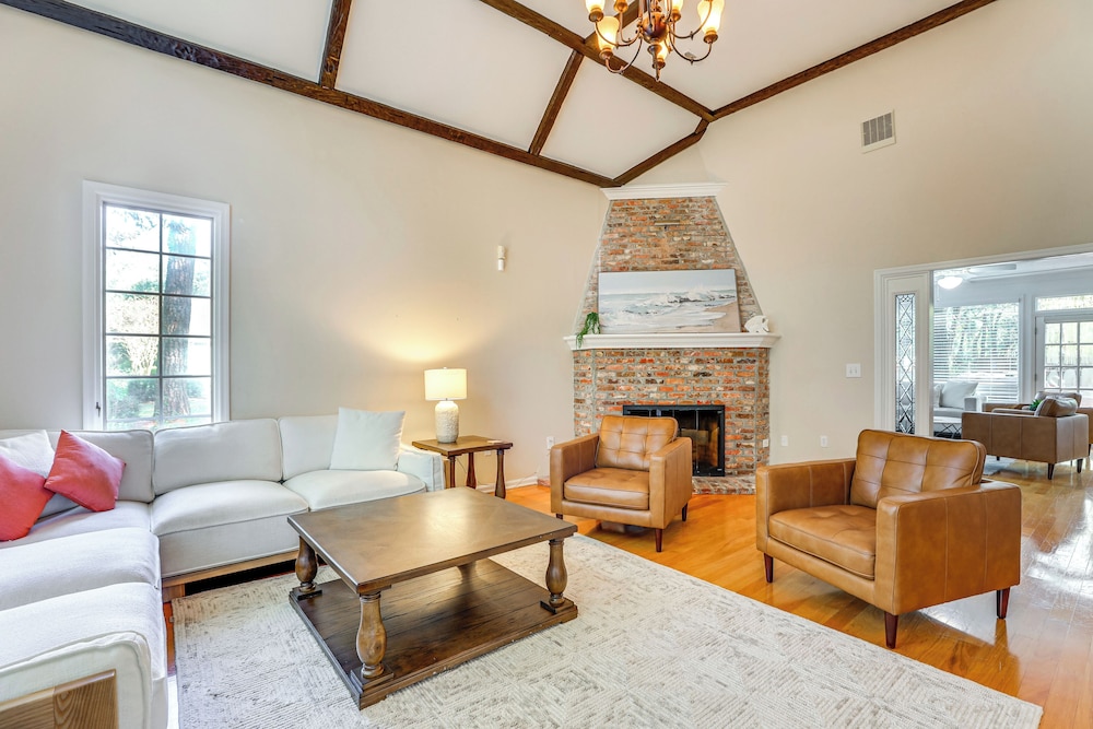 Pets Welcome, Golf Course View: Legend Oaks Home!