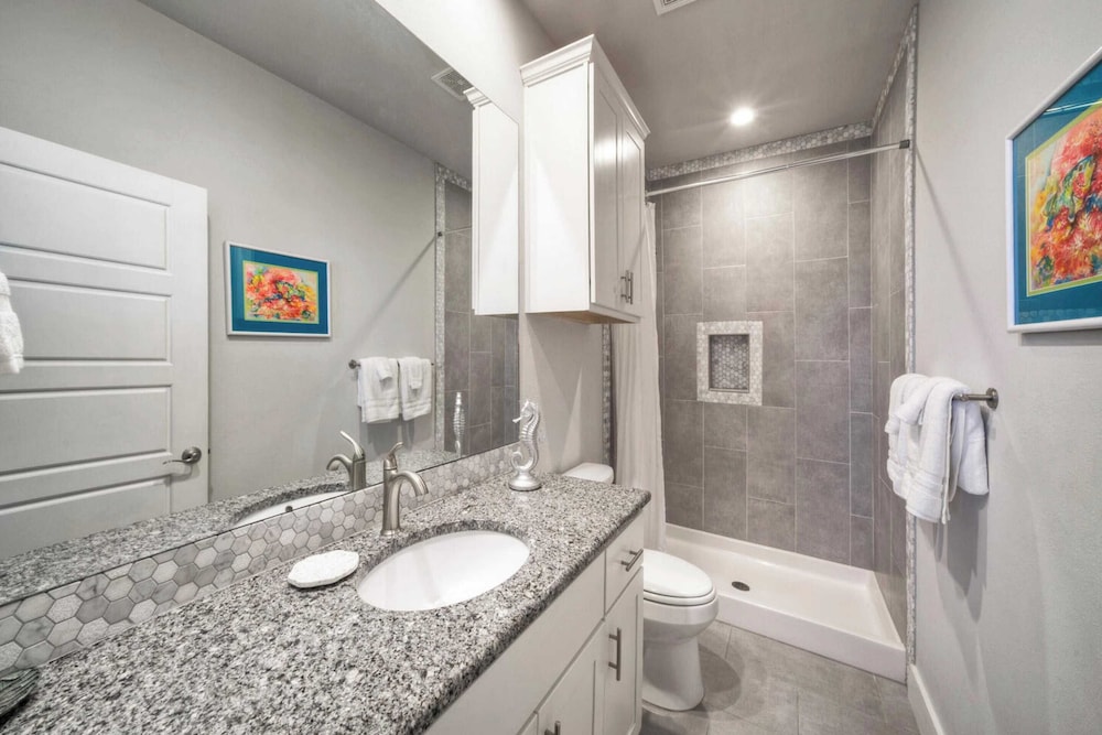 2 Homes in Las Palmeras by Avantstay Sleeps 18, Resort Pool + Private Patio Walk to Town, Golf Cart Zone