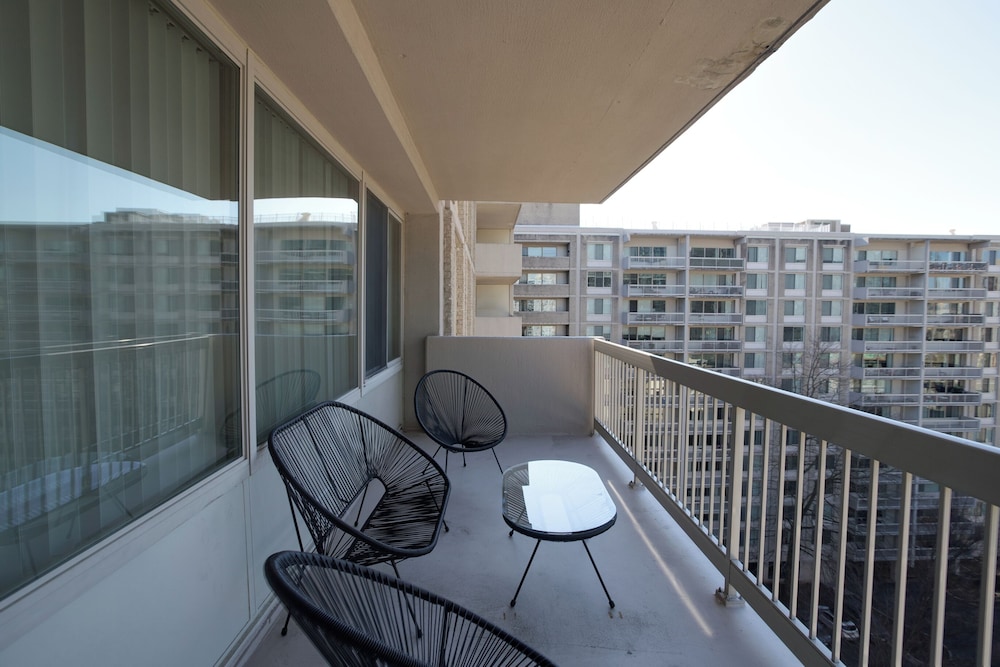 Stylish & Spacious 2BR in Crystal City