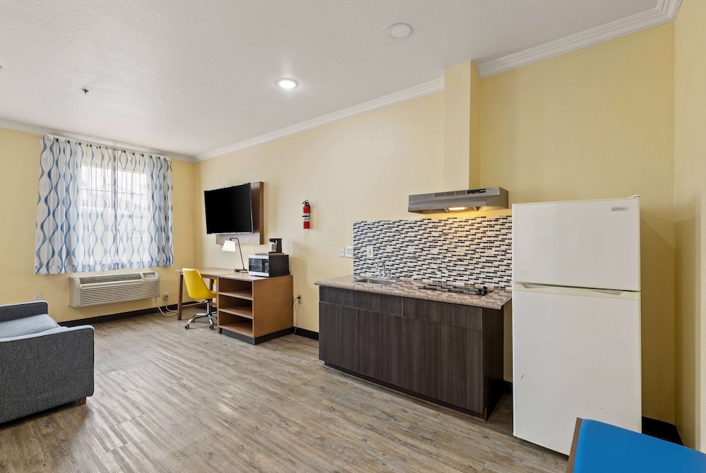 Days Inn & Suites by Wyndham Euless DFW Airport South view 2