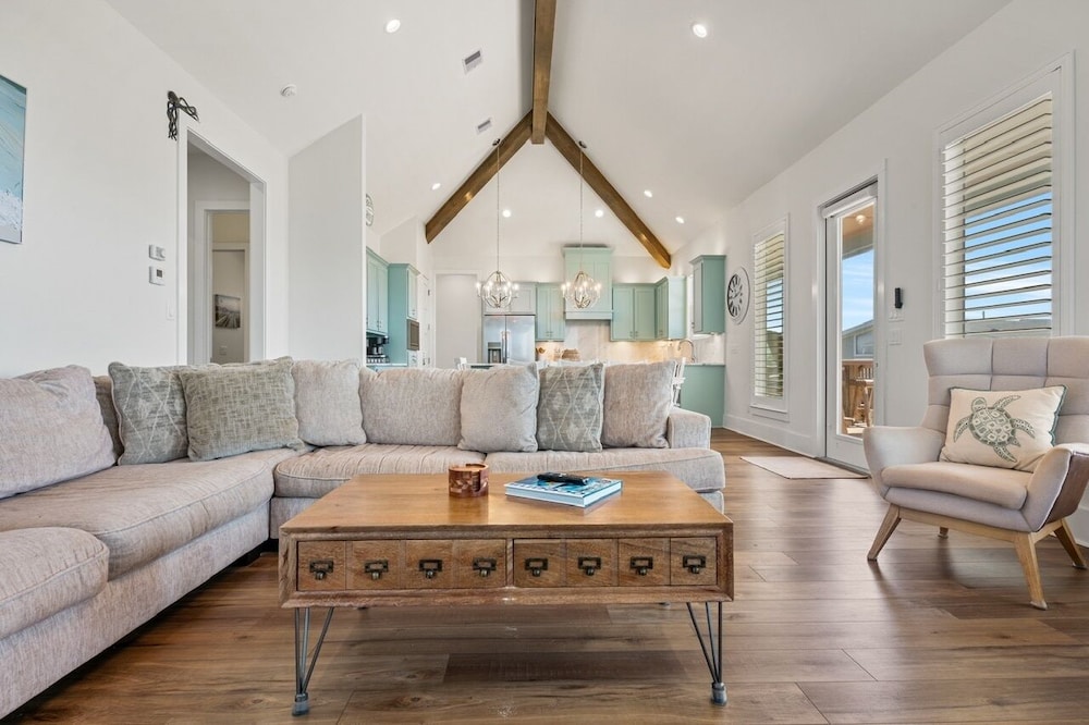 Tidewater 4 Bedroom Home by RedAwning