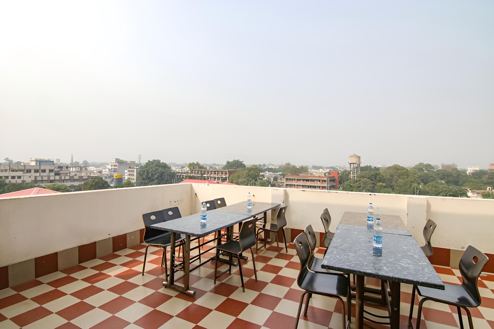 Fabhotel Rosewood Inn view 4
