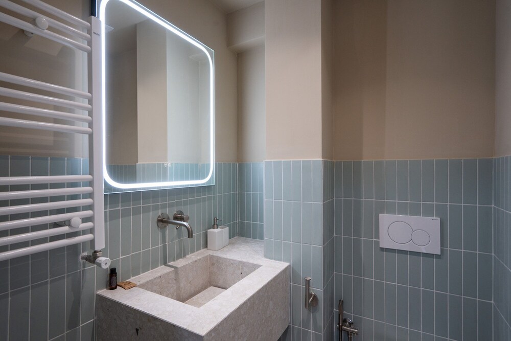 LIV - Artistic Rooftop Apartment in Pagrati