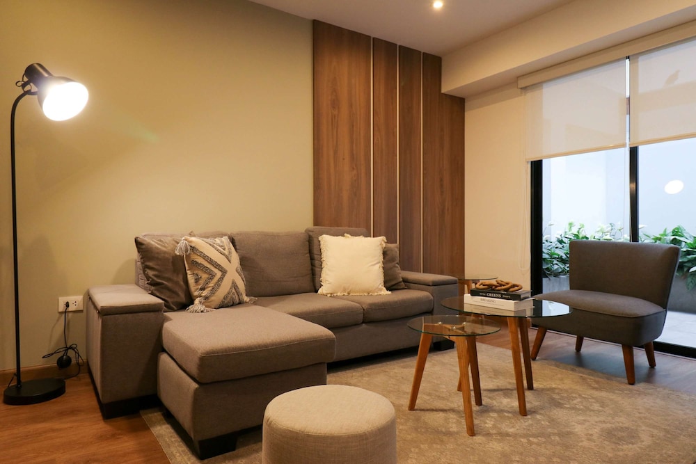 w Monochromatic 2BR w Terrace in Miraflores