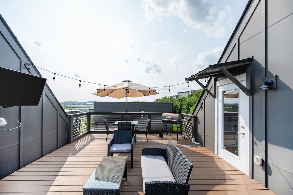 10 Min to DT - Rooftop Garage W D