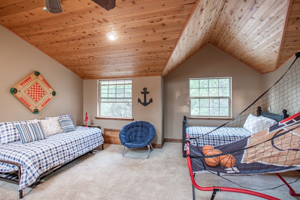 Mountain Retreat with Hot Tub  Pool Table - Just over 1 hour to Squaw Valley Resort! by RedAwning - Property Image 11