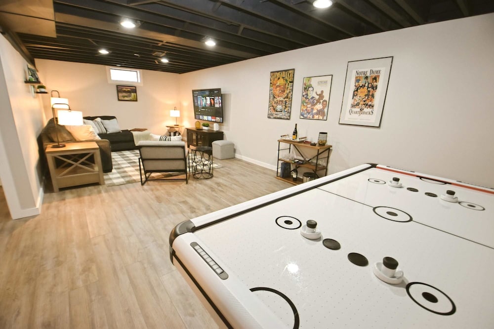 Modern 5 Bedroom Home Sleeps up to 12 15 min Walk to ND 2329