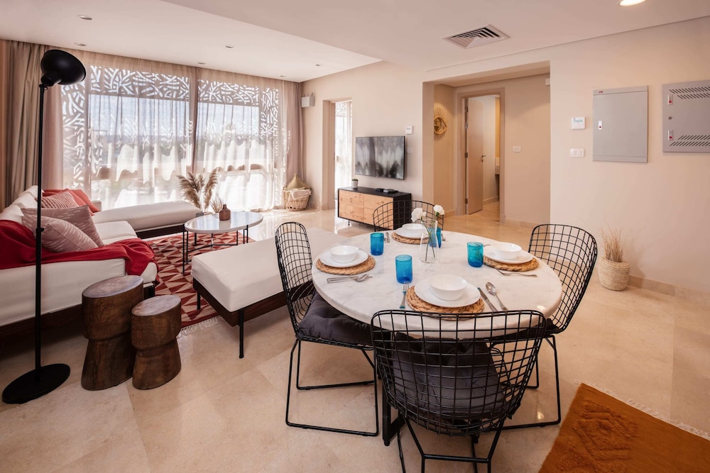 Xuru Stays I Exotic 1bdr w/ Outdoor Terrace Pool & Beach Access