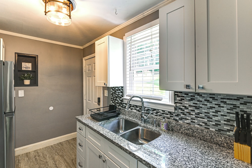 7 Mi to Dtwn: Apt w/ Spacious Yard in Nashville