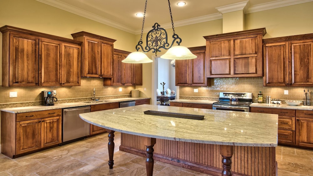 Solterra Vacation Rental: Luxury 3-BR Condo with Lake & Golf Views. Access to Luxury Pool, Hot Tub, and Golf Courses at Lely Resort. Close to Naples Beache