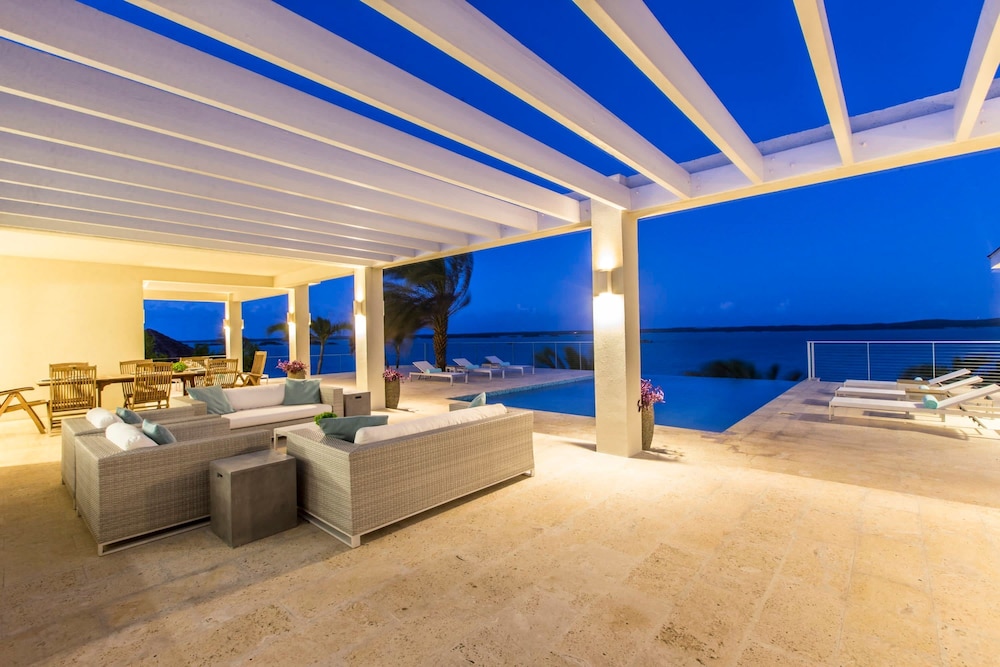 5 BR Waterfront Villa On Chalk Sound Blue Water