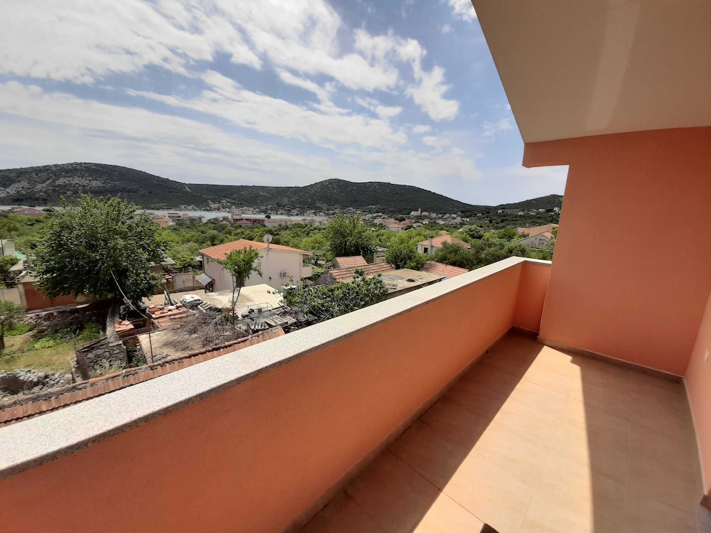 Cozy Apartments With Private Balcony Vinisce