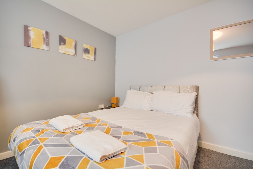 Cosy 2 Bedroom Apartment with Parking view 4