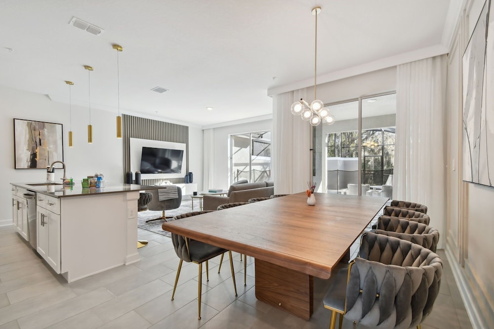 Storey Lake - Private Pool- King Bed - 4BD/3BA
