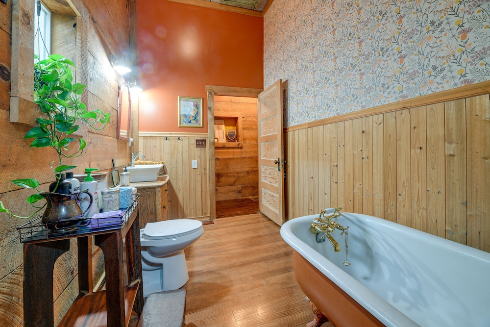 Klamath Falls Vacation Rental < 1 Mi to Downtown! view 2