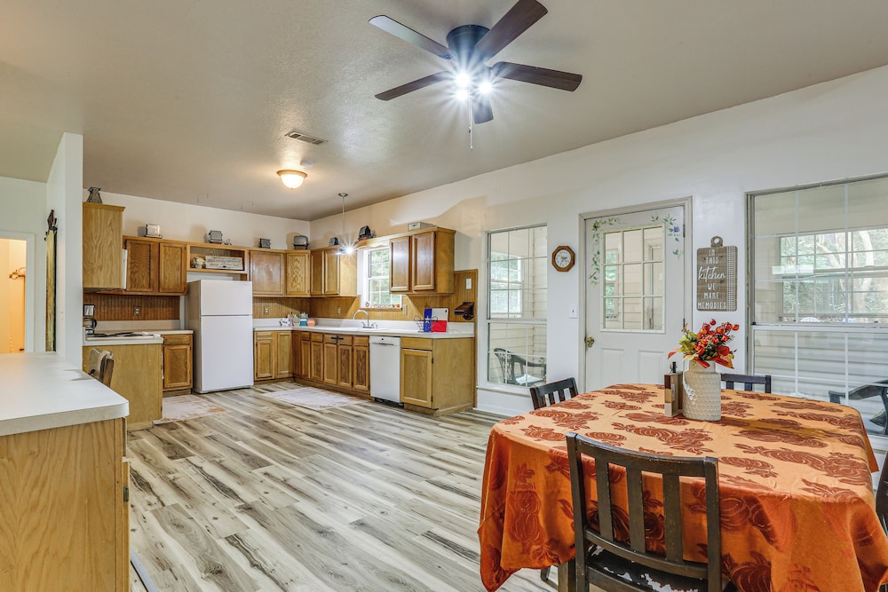 Relax By the Lake: Quiet East Texas Retreat