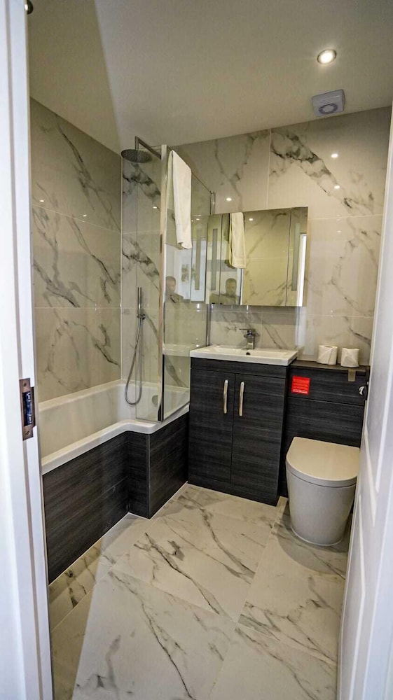 Modern 4-Bedroom Home with Free Parking