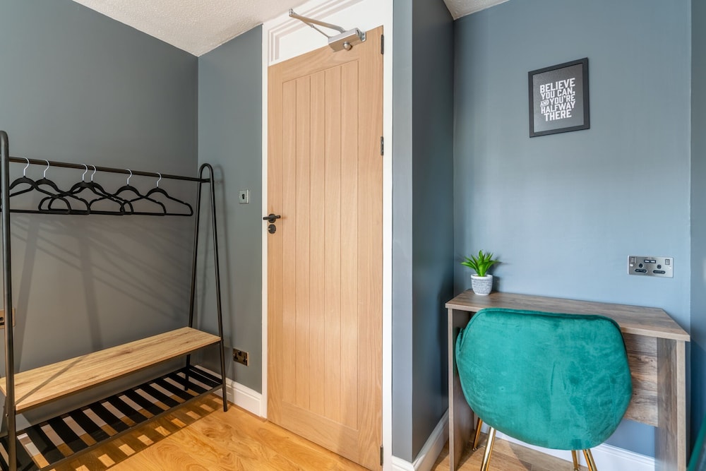 Upscale 2-Bed & Bath Flat in Newport view 4