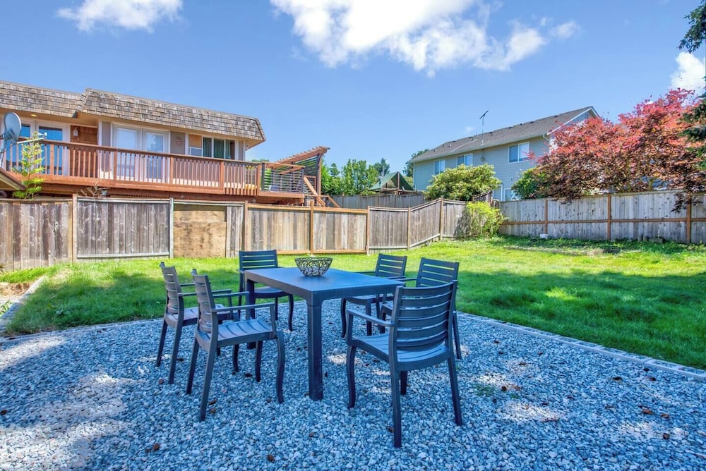 Lakeview Home in Renton, Walk to Beach, AC, Fenced