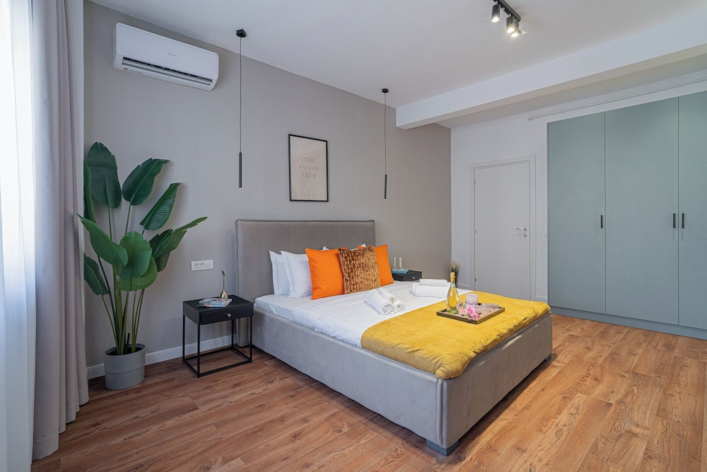Playful & Trendy 2BR on Regina Elisabeta, Steps to Cismigiu Gardens | Bathtub & Boulevard Views