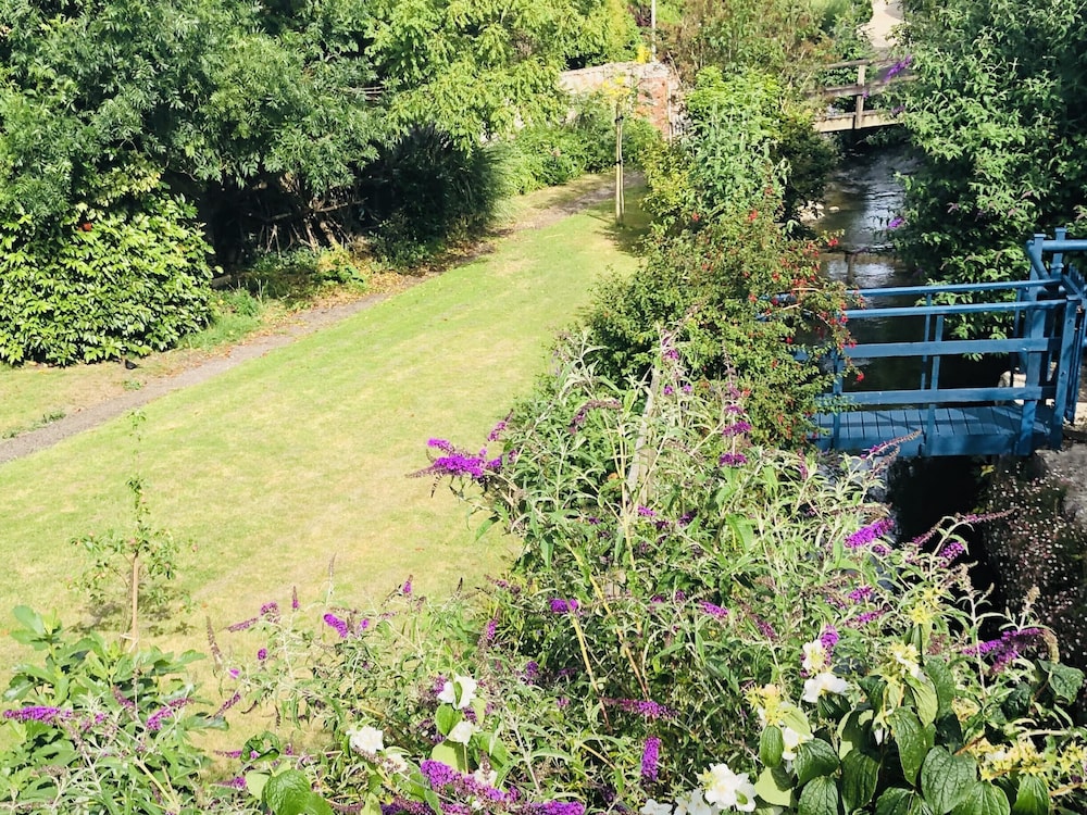 1 Lymbrook Cottages