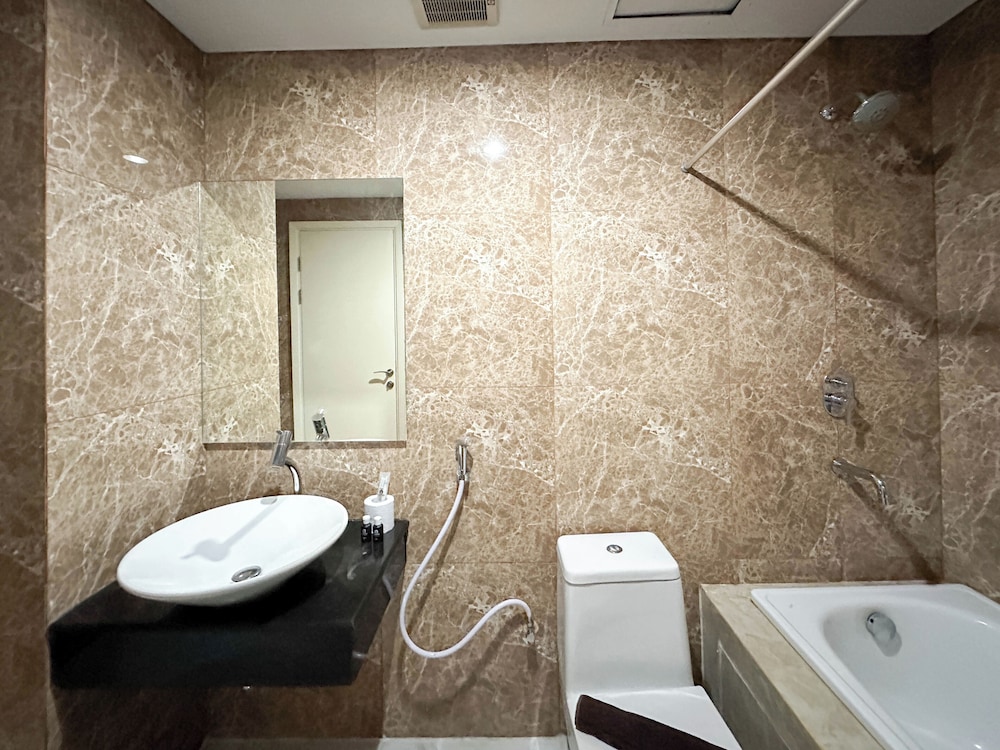 Spacious And Cozy 3Br At Grand Sungkono Lagoon Apartment