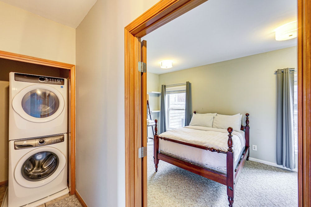 2 Mi to Market Sq! Row House w/ Dedicated Office