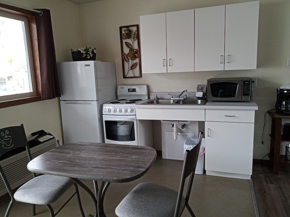 Lamplighter Cabins & Suites