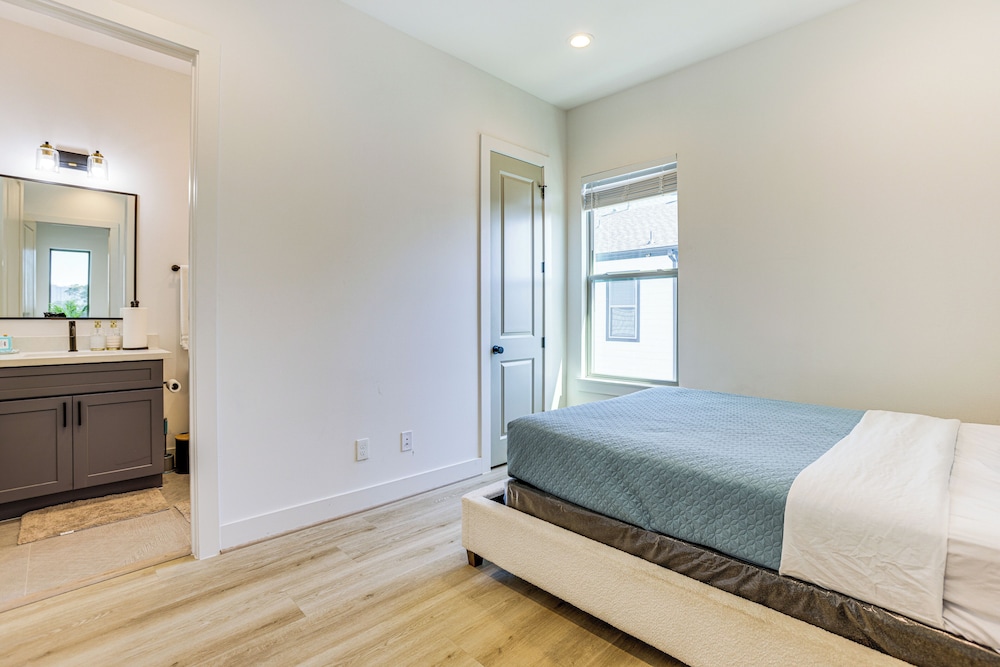Your Houston HQ! Modern Unit w/ Yard & Workspace