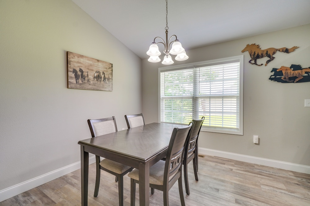 Wraparound Porch: Home Near Dtwn Crossville!
