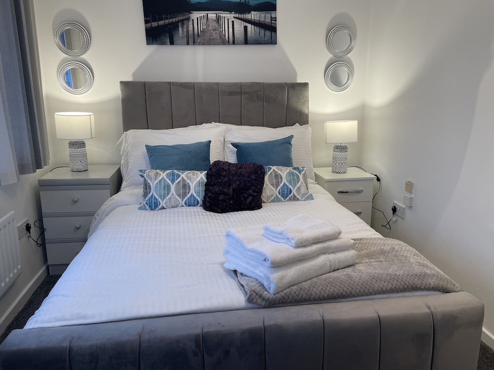 Beautiful 4 Bed Home With Free Parking view 4