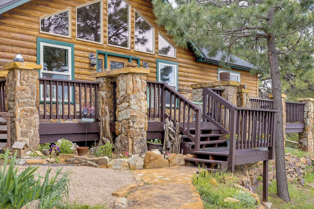 Peaceful Colorado Ranch Retreat w/ Deck & Acreage