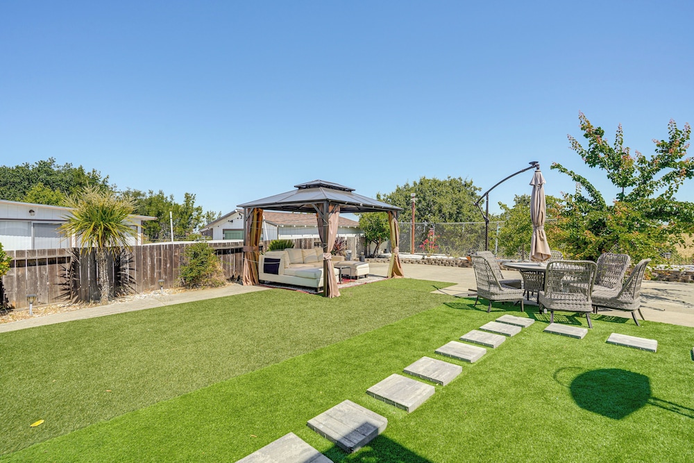 Bay & Hill Views: Modern Hercules Home
