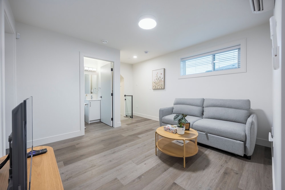 Sunny 1BR Detached Suite