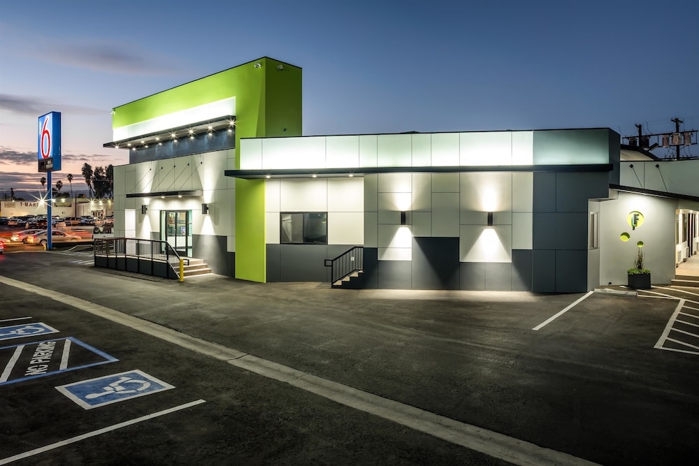 Motel 6 Canoga Park, CA - Property Image 2